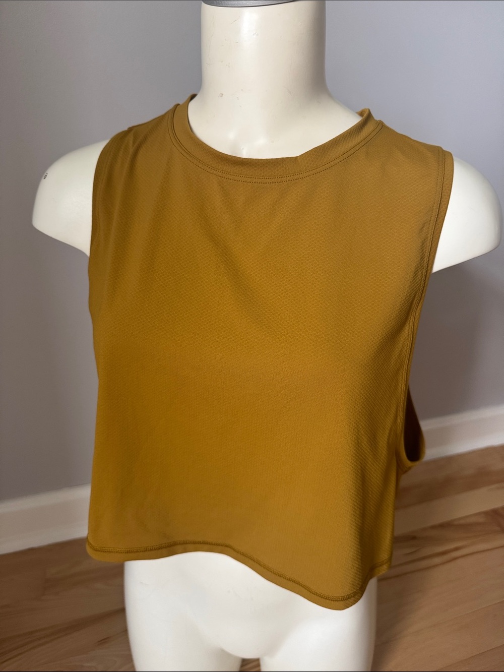 Lululemon muscle tank Women's Sleeveless Crop Tank Top - Mustard size 6